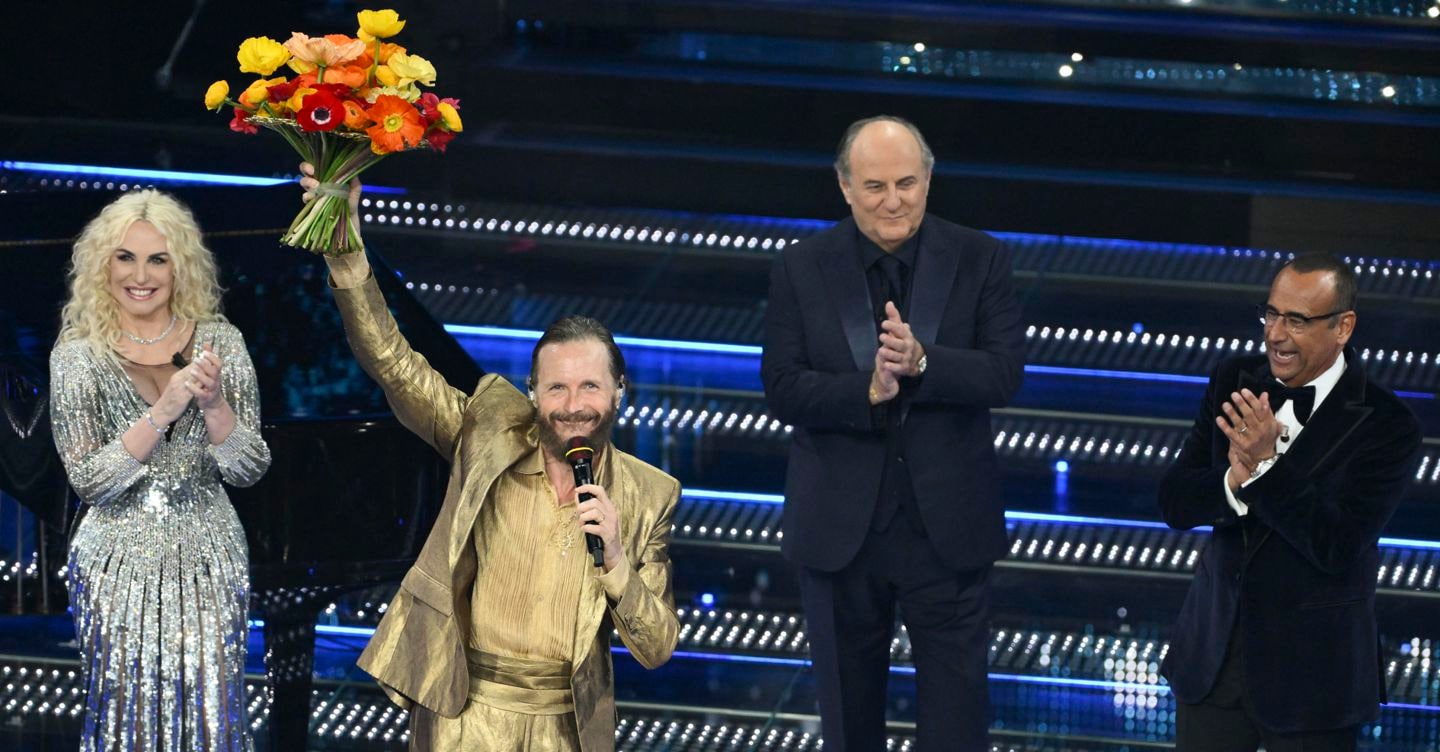 Sanremo 2025, ascolti della prima serata al 65,3%. Conti risponde alle polemiche sul video del Papa