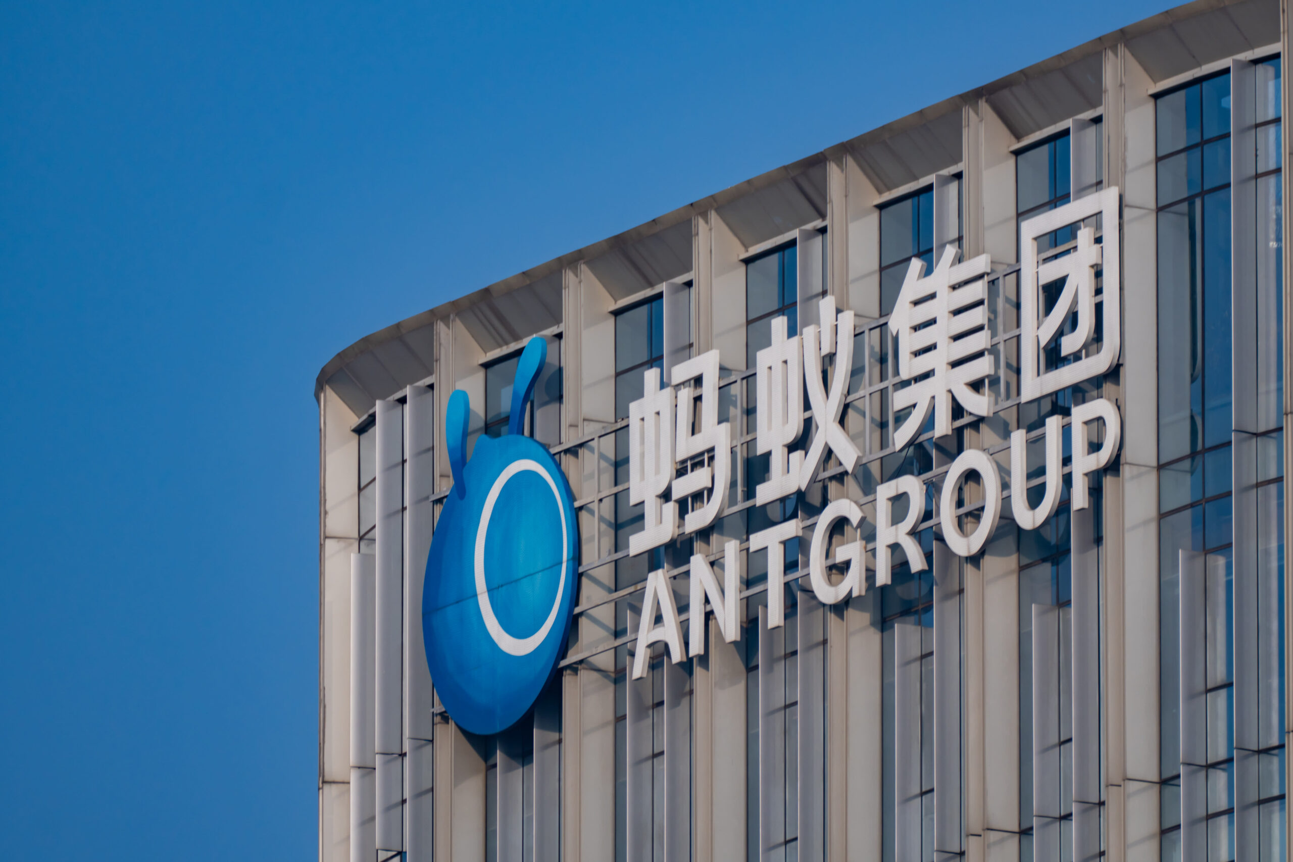 Ant, affiliata di Alibaba, combina chip cinesi e statunitensi per ridurre significativamente i costi di sviluppo dell’intelligenza artificiale.